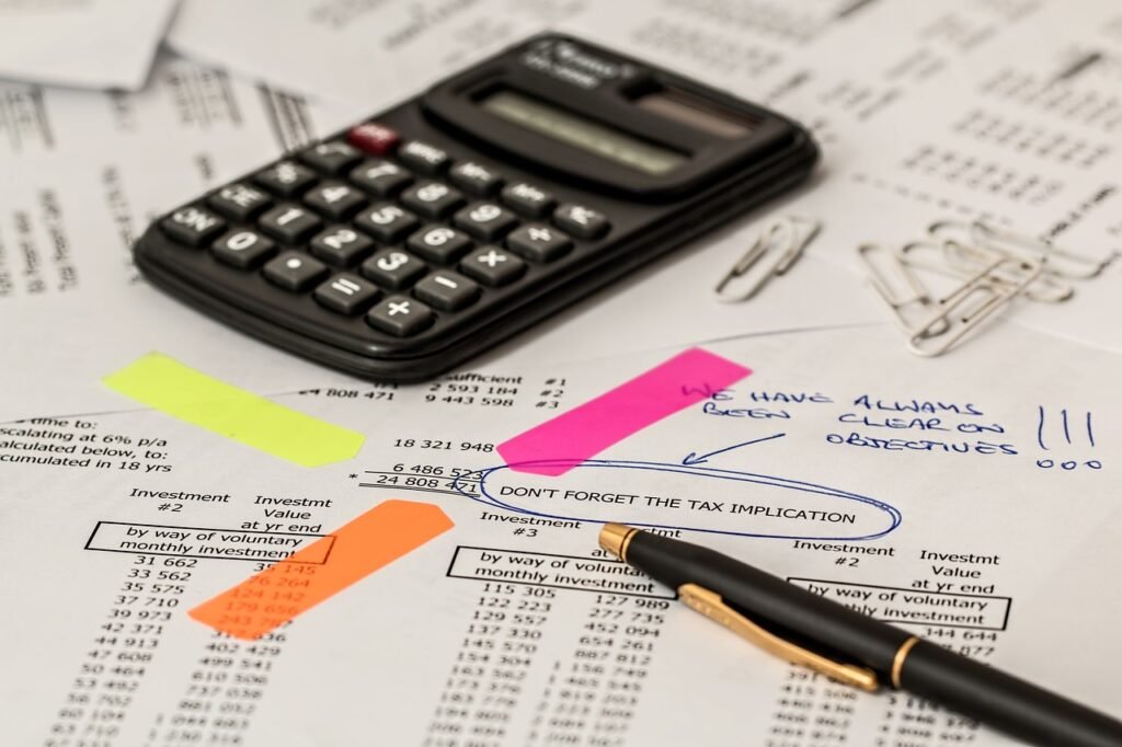 Un papel que pone Don't Forget the tax implication, también hay una calculadora y un bolígrafo