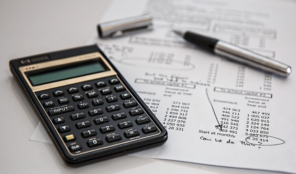 Un papel, una calculadora y un bolígrafo haciendo unas cuentas