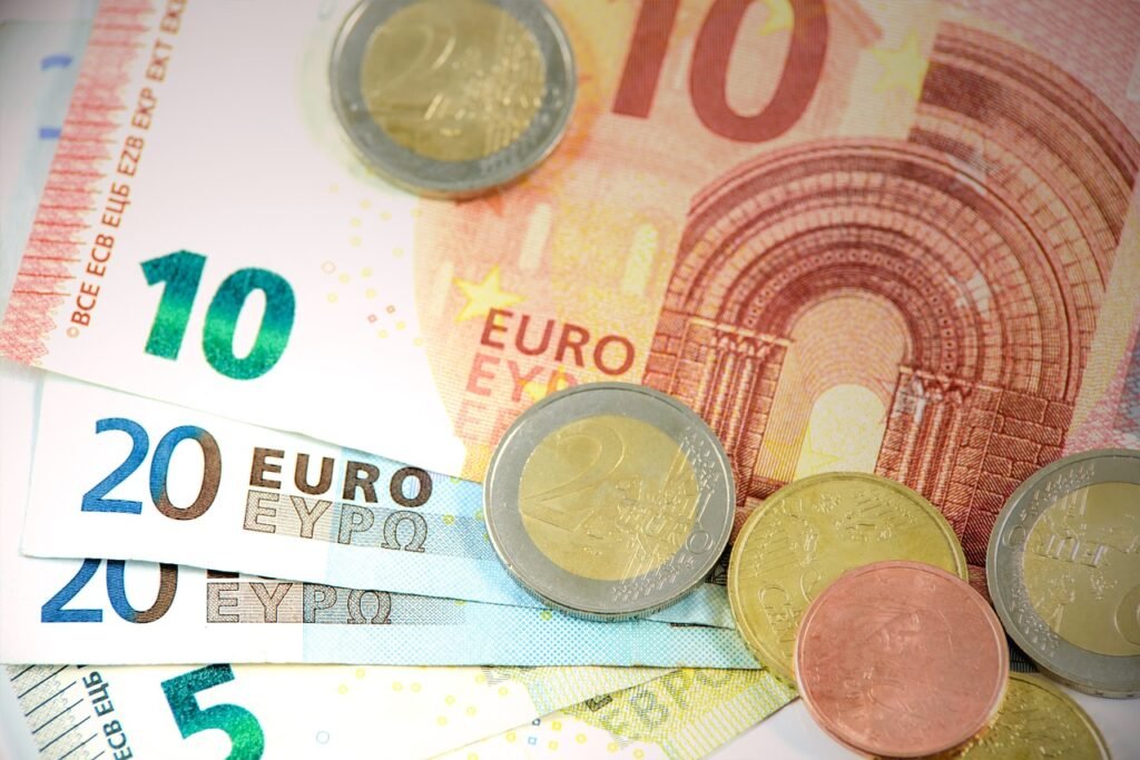 Un billete de 10 euros, dos billetes de 20 euros y un billete de 5 euros. También hay 3 monedas de 2 euros y dos monedas de 50 céntimos y una moneda de 10 céntimos