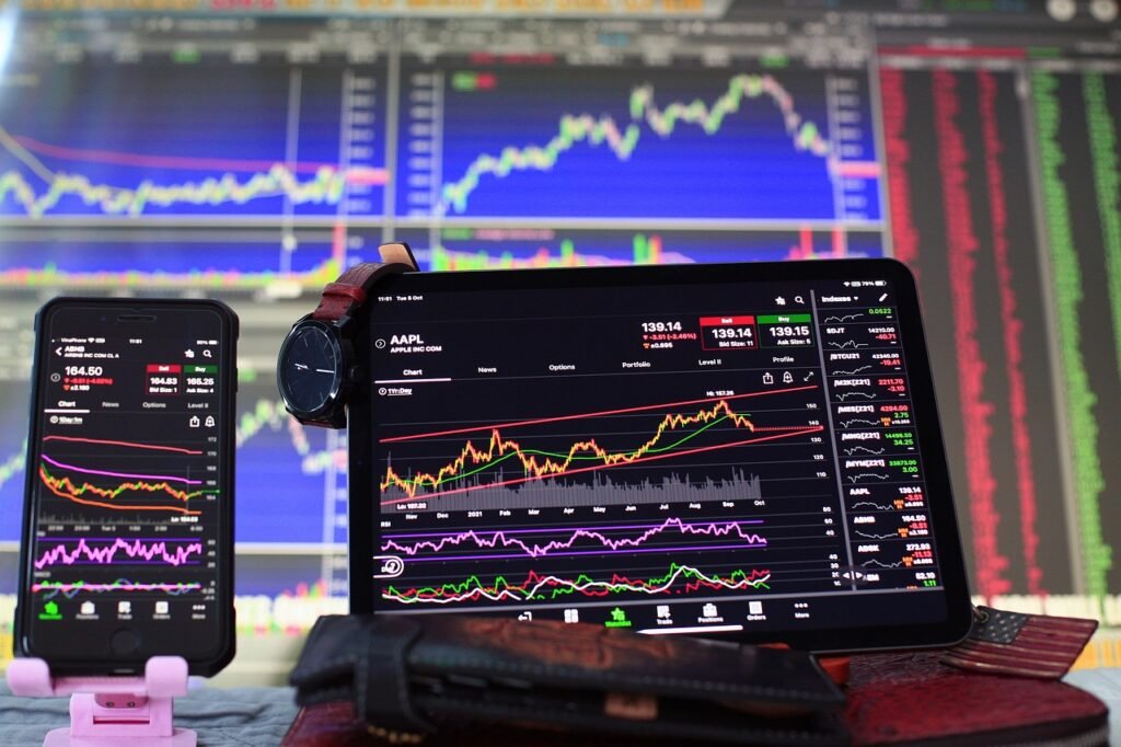Un móvil y una tablet mostrando una plataforma de trading